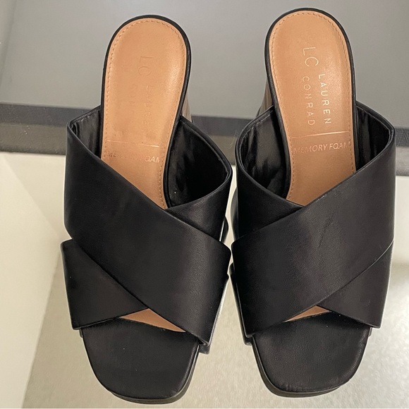 LC Lauren Conrad Black Wedges with Tan Accents - Picture 3 of 3